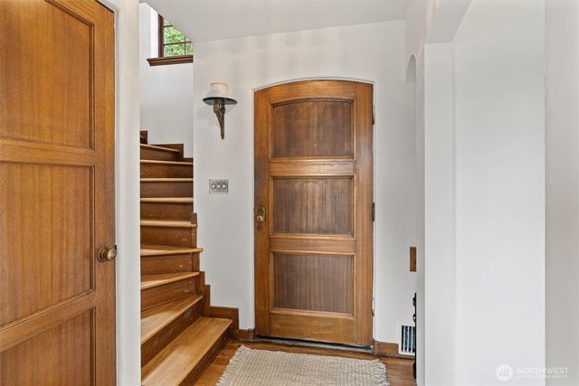 1820 W Magnolia Way W, Seattle, WA 98199