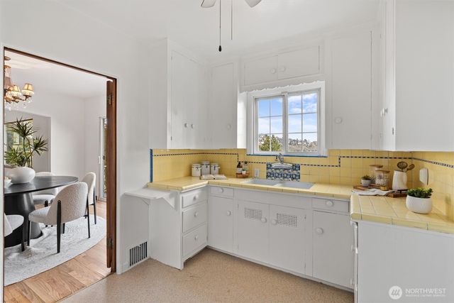 1820 W Magnolia Way W, Seattle, WA 98199