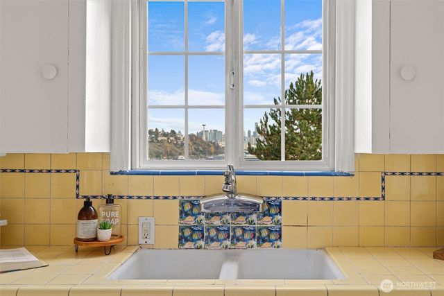 1820 W Magnolia Way W, Seattle, WA 98199