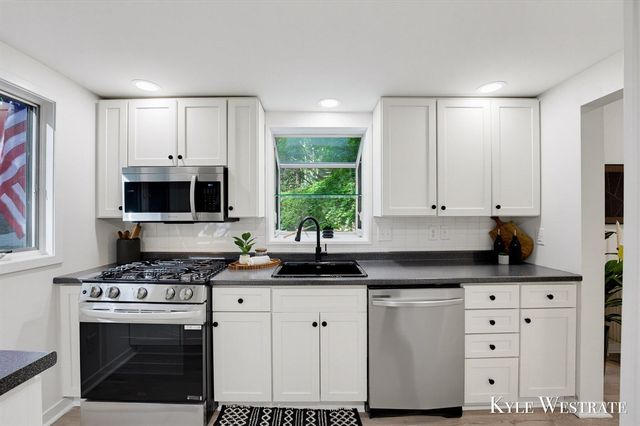 18075 Sunset Drive, Grand Haven, MI 49417