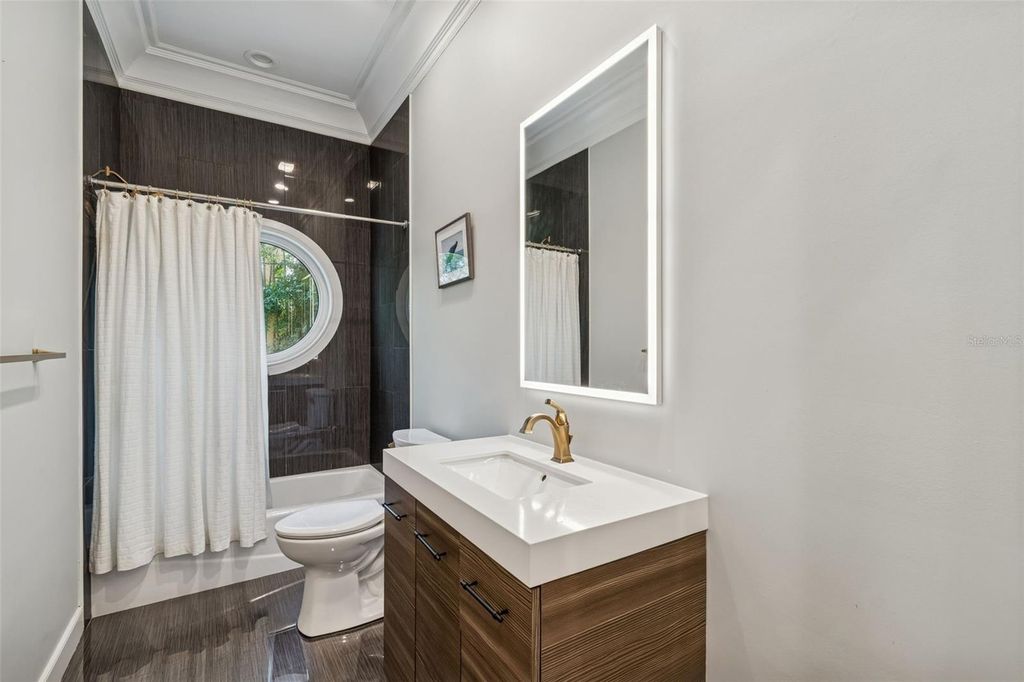 Image 40 of property listing at 5210 S CRESCENT DRIVE, Tampa, FL 33611