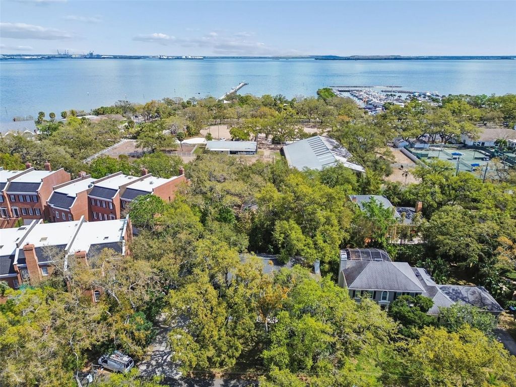 Image 48 of property listing at 5210 S CRESCENT DRIVE, Tampa, FL 33611