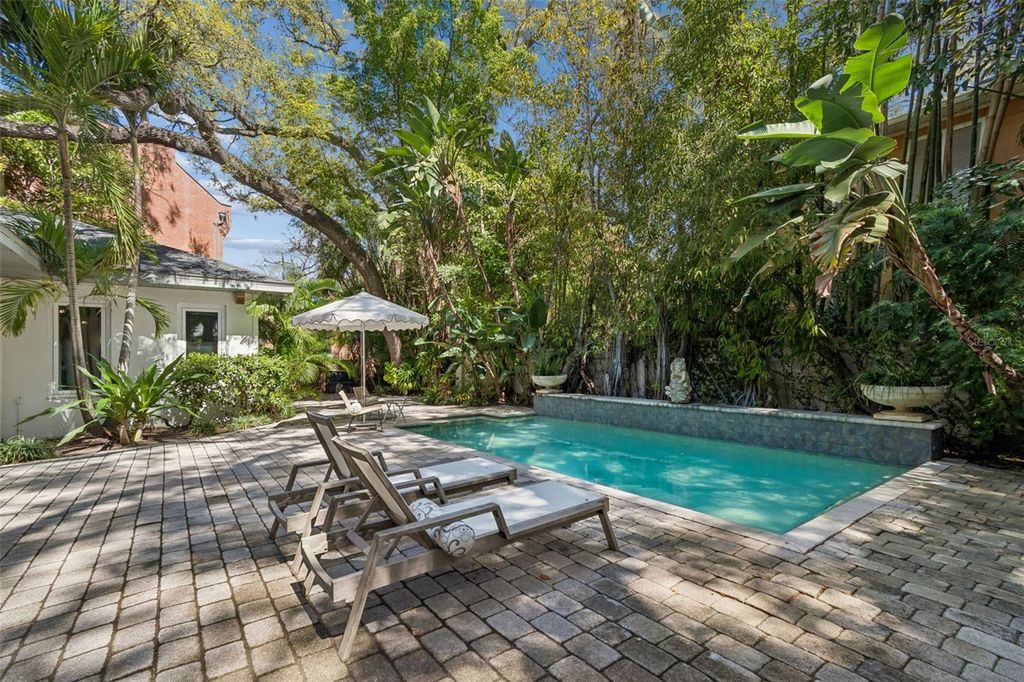 Image 8 of property listing at 5210 S CRESCENT DRIVE, Tampa, FL 33611