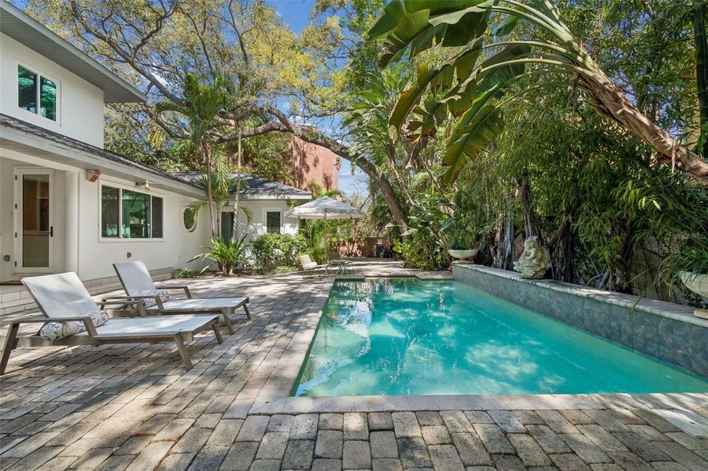 Image 9 of property listing at 5210 S CRESCENT DRIVE, Tampa, FL 33611