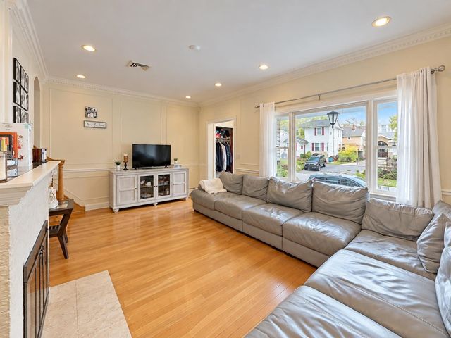 242 SUMMIT AVE, Bogota, NJ 07603