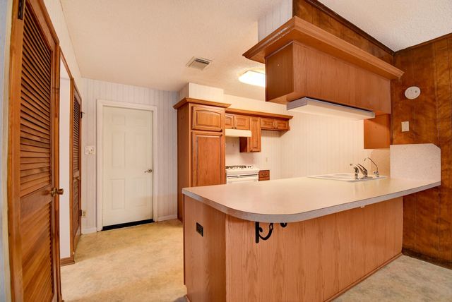 78 Ivy Court, Jones Creek, TX 77541