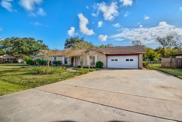 78 Ivy Court, Jones Creek, TX 77541