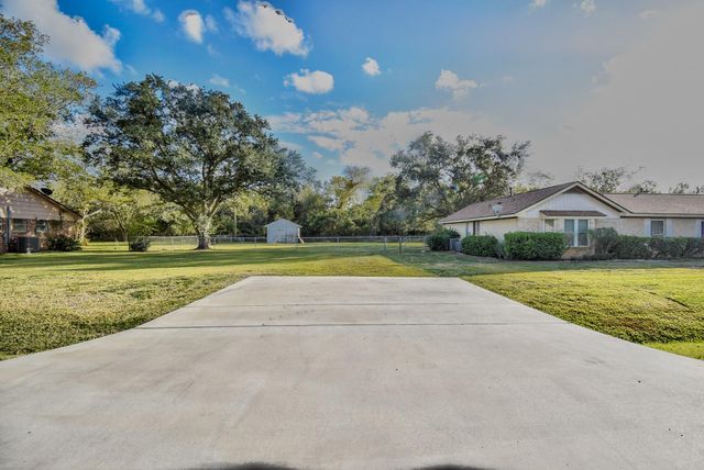 78 Ivy Court, Jones Creek, TX 77541