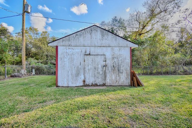 78 Ivy Court, Jones Creek, TX 77541