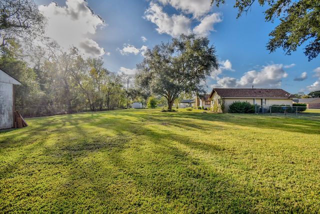 78 Ivy Court, Jones Creek, TX 77541