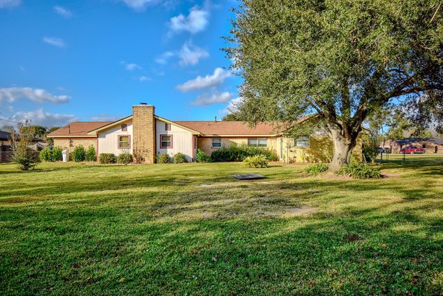 78 Ivy Court, Jones Creek, TX 77541