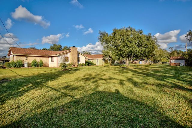 78 Ivy Court, Jones Creek, TX 77541