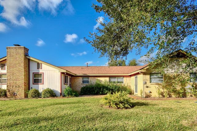 78 Ivy Court, Jones Creek, TX 77541