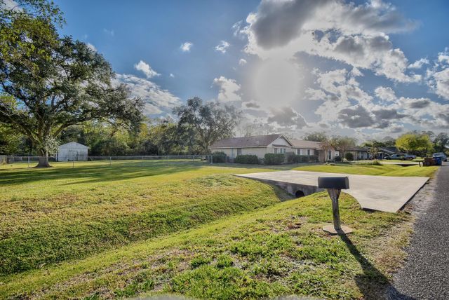 78 Ivy Court, Jones Creek, TX 77541