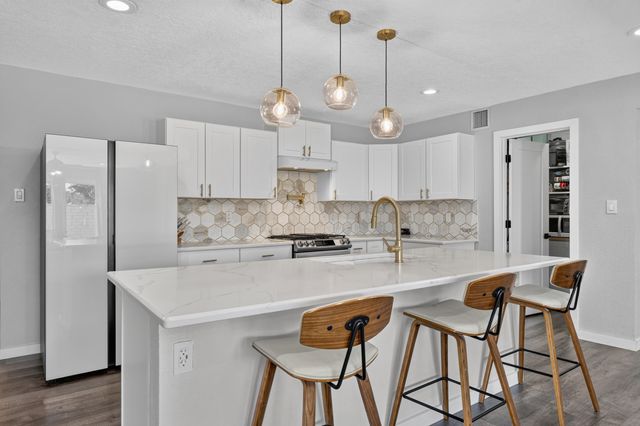 5817 Western Trail NW, Albuquerque, NM 87120