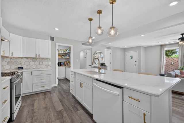 5817 Western Trail NW, Albuquerque, NM 87120
