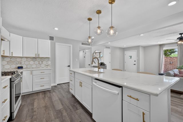 5817 Western Trail NW, Albuquerque, NM 87120