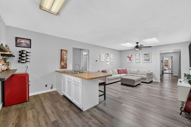 5817 Western Trail NW, Albuquerque, NM 87120