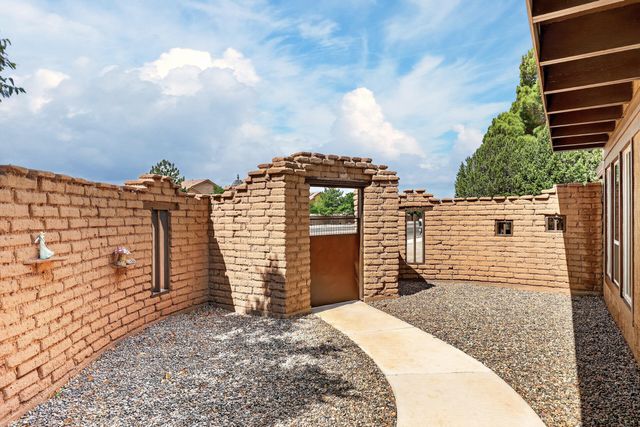 5817 Western Trail NW, Albuquerque, NM 87120
