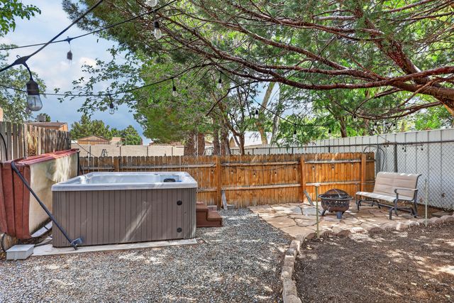 5817 Western Trail NW, Albuquerque, NM 87120