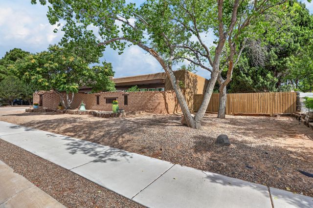 5817 Western Trail NW, Albuquerque, NM 87120