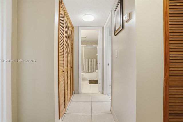 210 NW 87th Ave L206, Miami, FL 33172