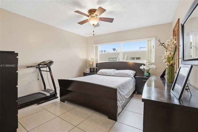 210 NW 87th Ave L206, Miami, FL 33172