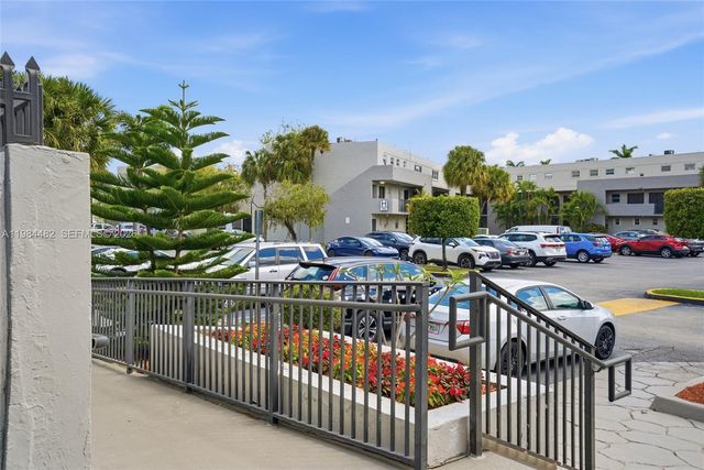 210 NW 87th Ave L206, Miami, FL 33172
