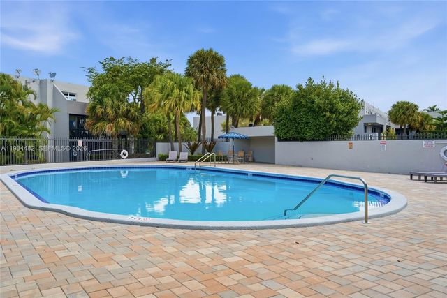 210 NW 87th Ave L206, Miami, FL 33172