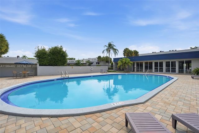 210 NW 87th Ave L206, Miami, FL 33172