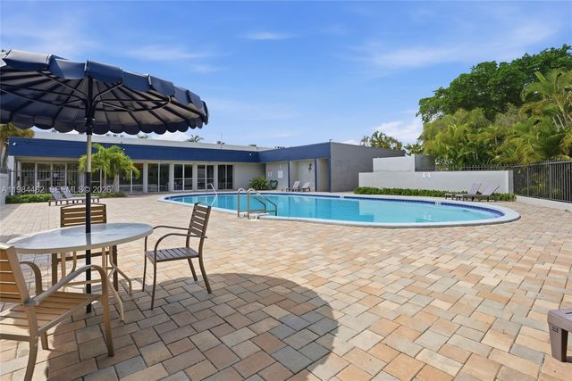 210 NW 87th Ave L206, Miami, FL 33172