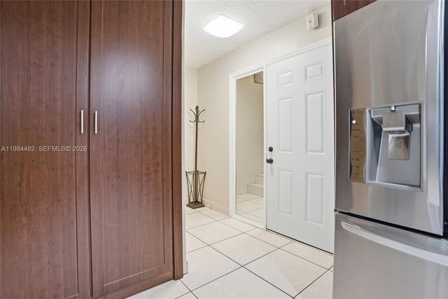 210 NW 87th Ave L206, Miami, FL 33172