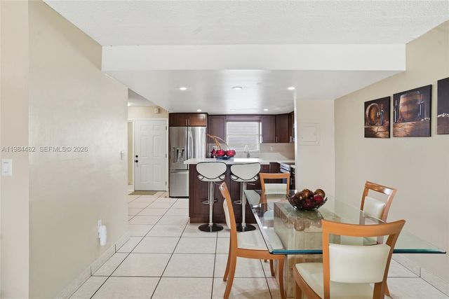 210 NW 87th Ave L206, Miami, FL 33172