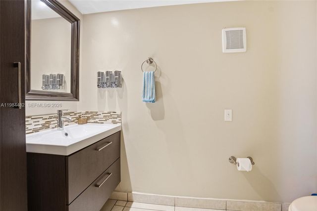 210 NW 87th Ave L206, Miami, FL 33172