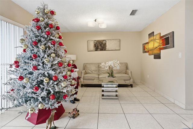 210 NW 87th Ave L206, Miami, FL 33172