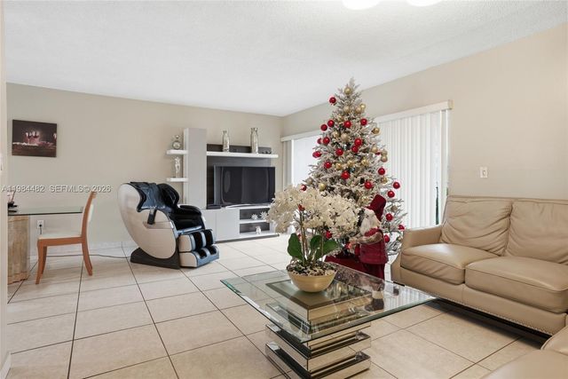 210 NW 87th Ave L206, Miami, FL 33172