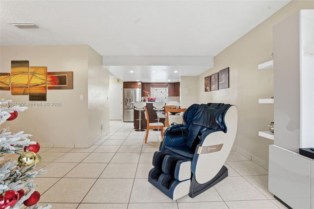 210 NW 87th Ave L206, Miami, FL 33172