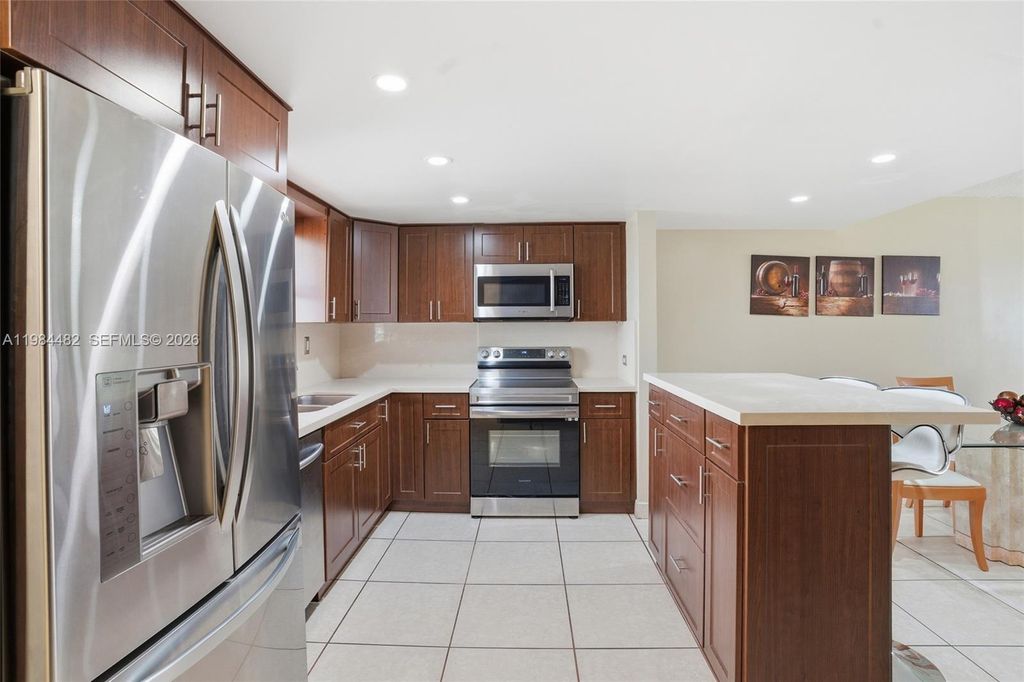 210 NW 87th Ave L206, Miami, FL 33172