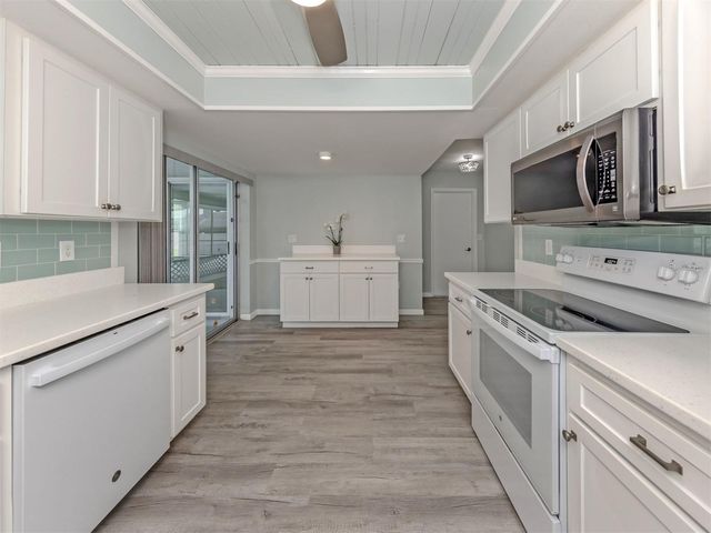 1053 DERIAN PLACE, Nokomis, FL 34275