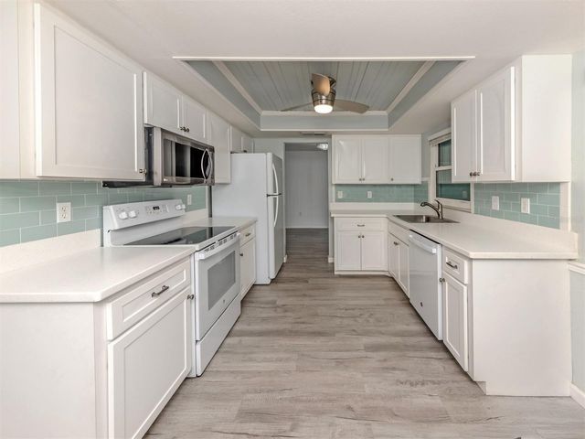 1053 DERIAN PLACE, Nokomis, FL 34275