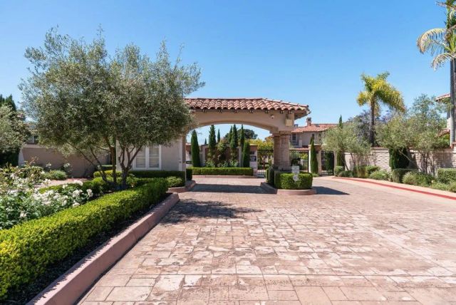 9703 Keeneland Row, La Jolla, CA 92037