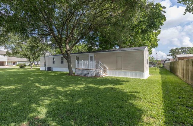 518 Elena Lane, Highlands, TX 77562