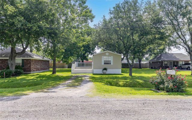 518 Elena Lane, Highlands, TX 77562