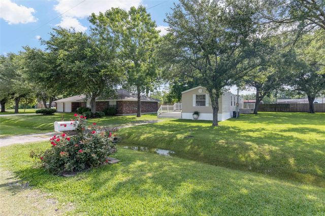 518 Elena Lane, Highlands, TX 77562