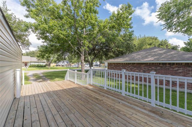 518 Elena Lane, Highlands, TX 77562