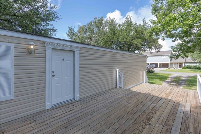 518 Elena Lane, Highlands, TX 77562