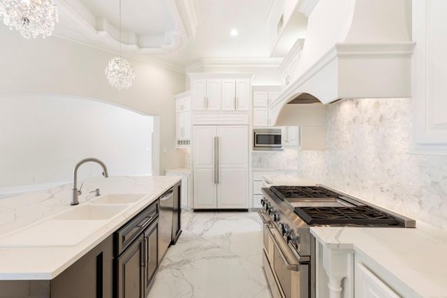 47 Hunnewell Way, The Woodlands, TX 77382