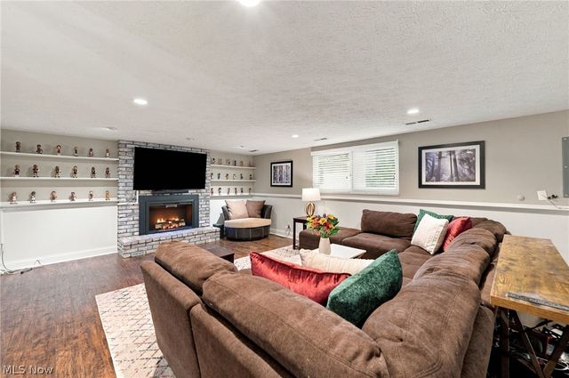 6611 Wedgewood Drive, North Olmsted, OH 44070