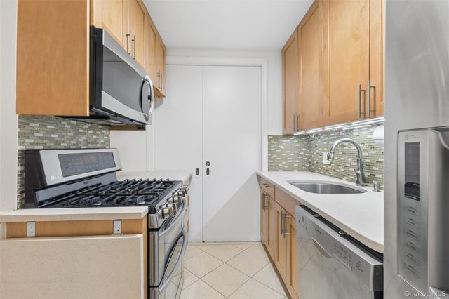 70-25 Yellowstone Boulevard 3X, Forest Hills, NY 11375