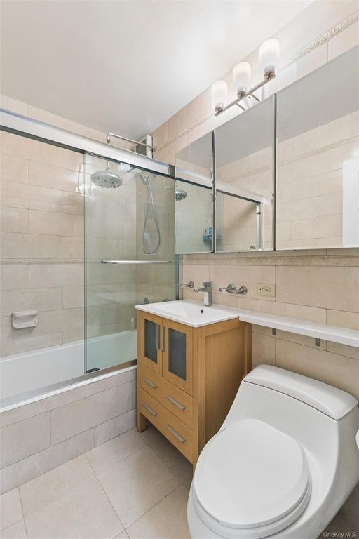 70-25 Yellowstone Boulevard 3X, Forest Hills, NY 11375 — photo 5